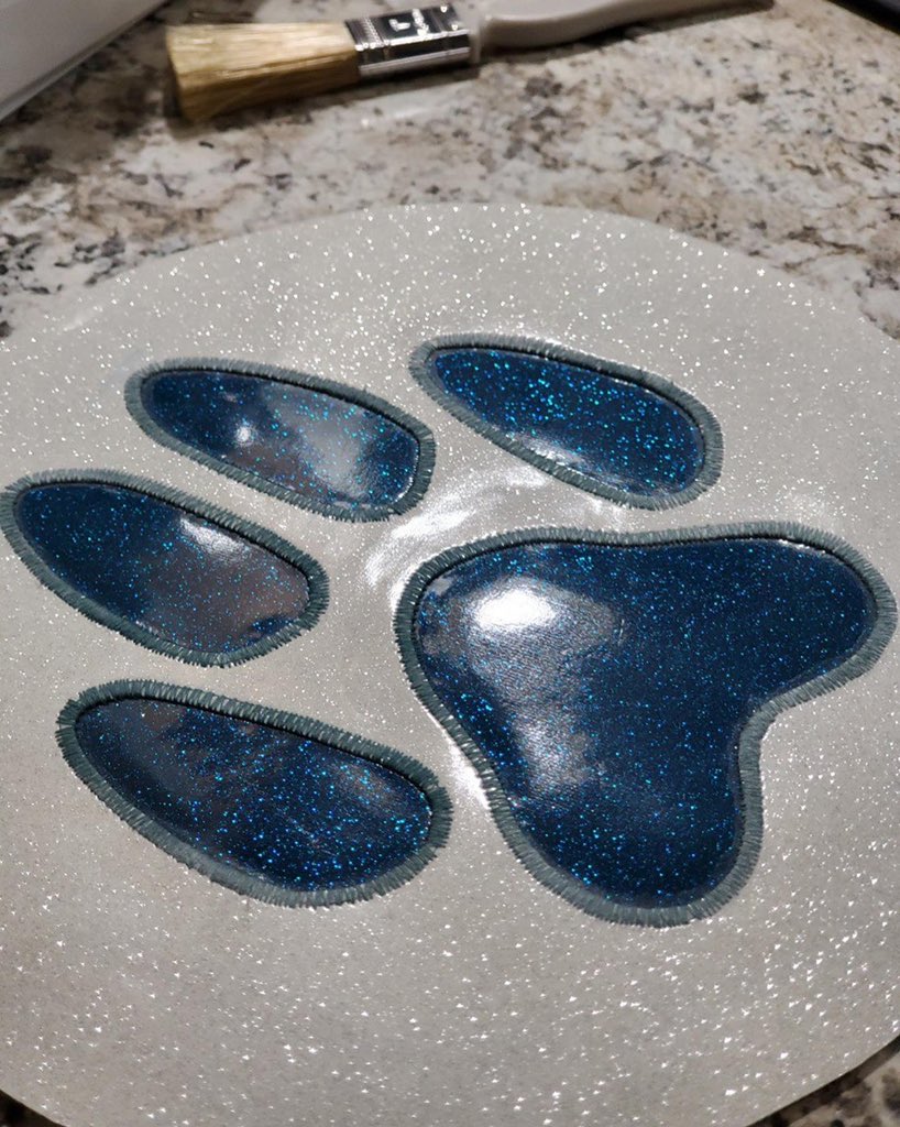 gwppproductions's tweet image. Made my own seat cover for my new workbench stool ;) I’m loving the colors. All marine vinyl. #workbench #workstool #stoolseat #stoolseatcover #pawprint #craftbench #furrystool #marinevinyl