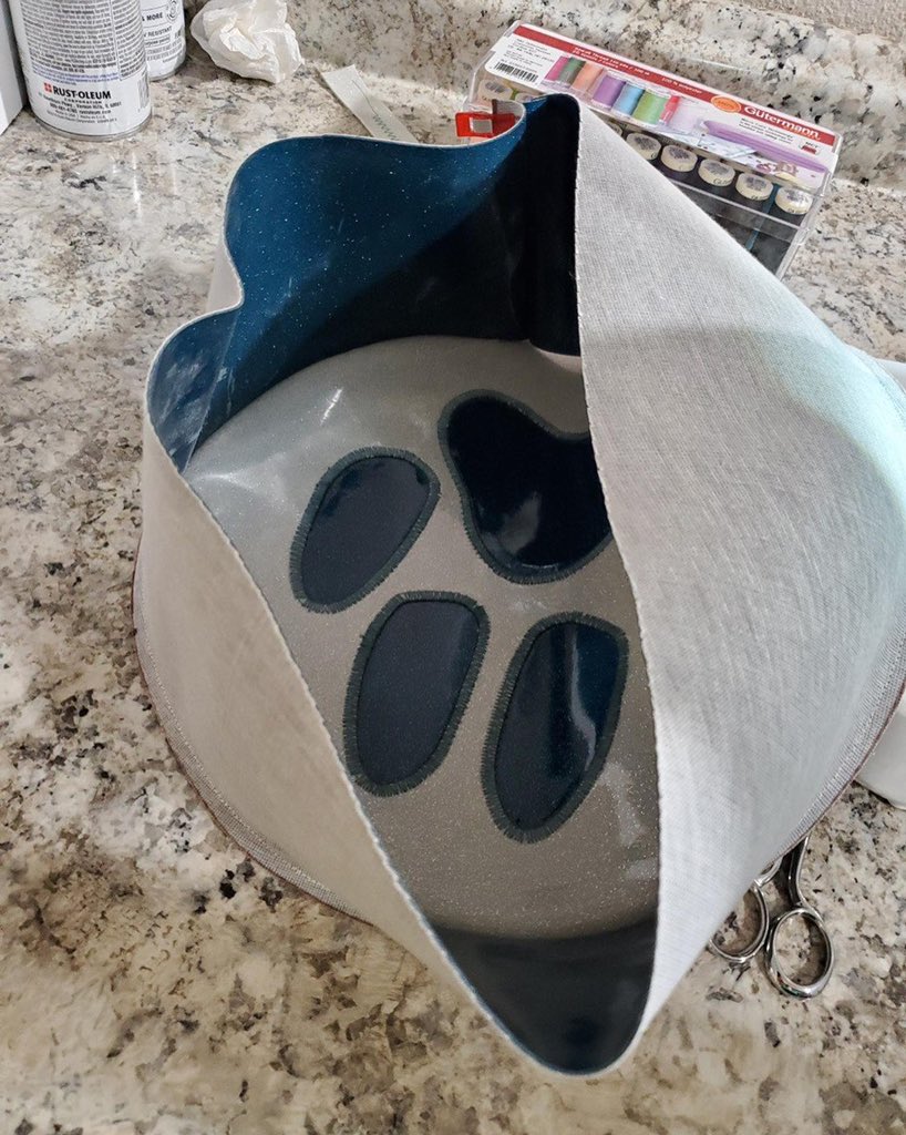 gwppproductions's tweet image. Made my own seat cover for my new workbench stool ;) I’m loving the colors. All marine vinyl. #workbench #workstool #stoolseat #stoolseatcover #pawprint #craftbench #furrystool #marinevinyl