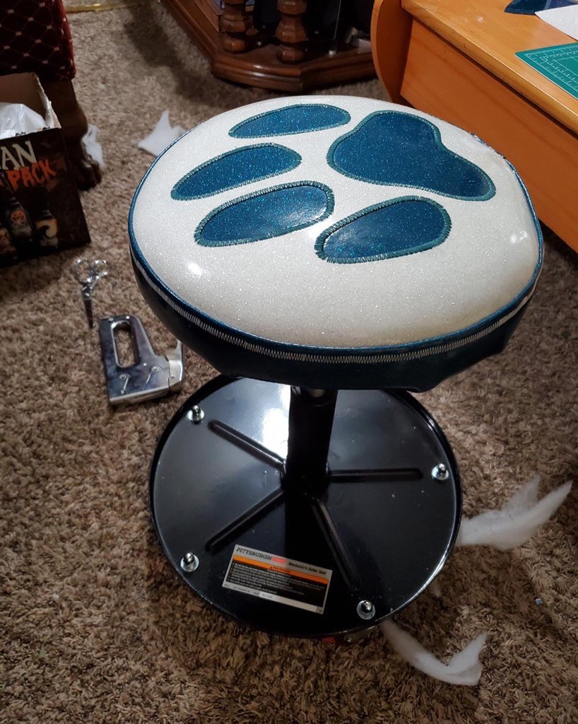 gwppproductions's tweet image. Made my own seat cover for my new workbench stool ;) I’m loving the colors. All marine vinyl. #workbench #workstool #stoolseat #stoolseatcover #pawprint #craftbench #furrystool #marinevinyl