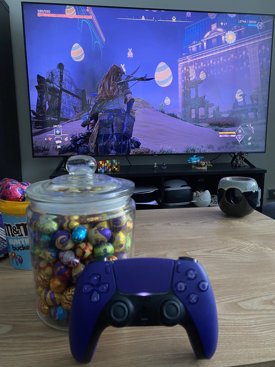 thaeta_'s tweet photo. Chocolate filled Sunday with #HorizonForbiddenWest 🐰🐰 @Guerrilla #HappyEaster #PlayStation https://t.co/fy8CXgBb1C