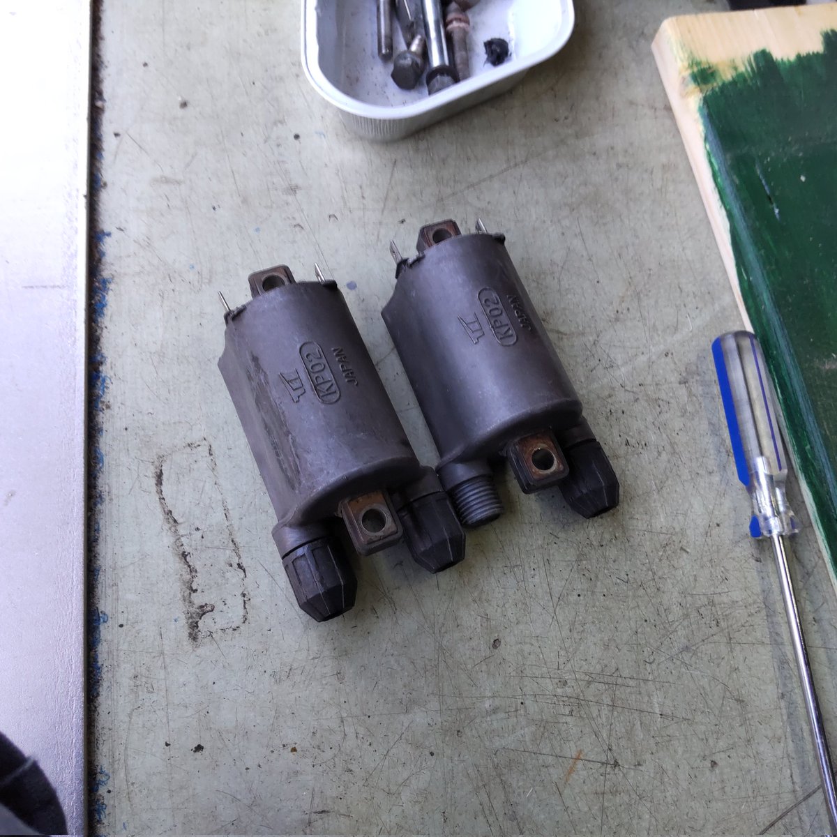 HIK01969JPN's tweet photo. 12Vのバッテリー点火ならCB750でしょうということでK4に乗っていた頃にカチカチのプラグコードから750Fのコイル、NGKのコードに取り替えた時の物の片方を使用。
64年の58年前より80年代の40年前の方が若干使えるでしょう。知らんけど。
#グルッポ
#CB93 #CB96 #CB125 https://t.co/YHAexZTDR7