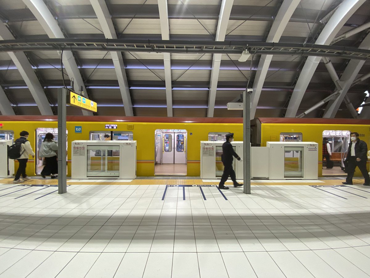 hatik5's tweet photo. 銀座線渋谷駅
設計:内藤廣建築設計事務所
渋谷駅東口広場と明治通りに架かる銀座線渋谷駅新駅舎。
渋谷は標高が低いため地下鉄であるが地上に露出する形となっている。
M型アーチの鉄骨フレームが連続した形。ボリュームを抑えながら歩行デッキを載せる事を勘案した結果である。 https://t.co/wRHthU9zSb
