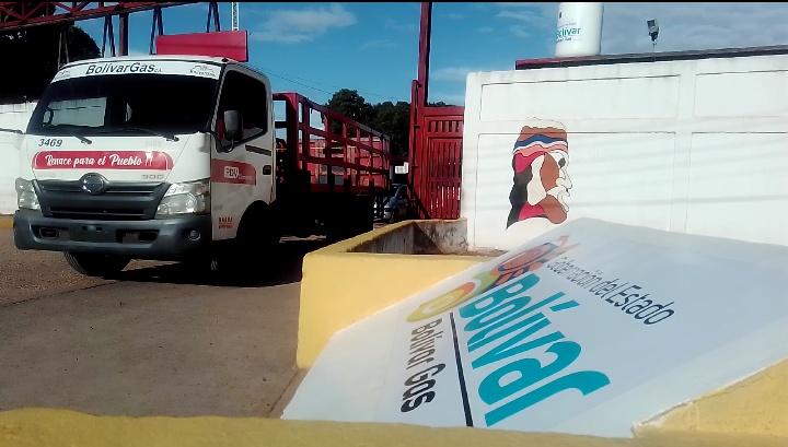 DelnogalAlexis's tweet photo. #16Abr En equipo, CDT Angostura del Orinoco, brindó atención hoy Sábado a 690 familias del Municipio Angostura del Orinoco, con la distribución de Gas doméstico, gracias al Gobierno revolucionario y del pueblo liderado por el presidente @NicolasMaduro
#VenezuelaEsEmprender https://t.co/xJdvhLXgrK