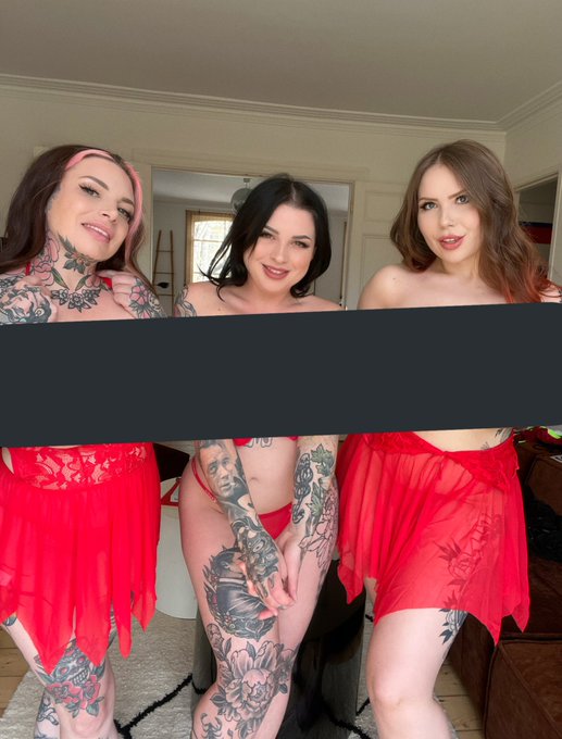Check the comments to see us topless 🥵 https://t.co/jxjA4ejod2