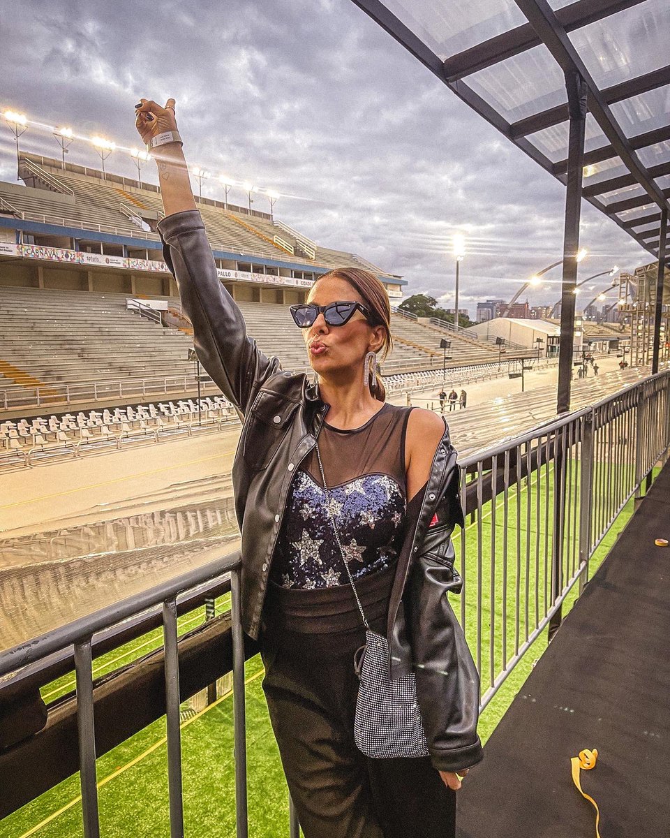 TabataBoccatto's tweet photo. Na contagem regressiva para o Carnaval dos Carnavais! Dia de VT no Camarote Bar Brahma 🎉❤️ #Carnaval2022 #camarotebarbrahma #sambodromo https://t.co/ncV0rvwbY7