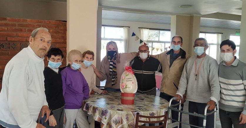 PioDrovetta's tweet photo. 🥚 FELICES PASCUAS ❤️
✅ Los abuelos del hogar San Lucas recibieron la visita de Marilina y Manuel, le llevaron de regalo un huevo gigante para mañana👏👏
😀 Felices Pascuas para todos!!
#SRDN❤️ #MilugarTulugar
#Serodino #Iriondo https://t.co/NhyBsx9sNk