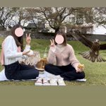 奇跡の瞬間をとらえた!野生のトンビとの3ショット。