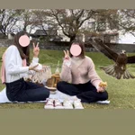 奇跡の瞬間をとらえた!野生のトンビとの3ショット。