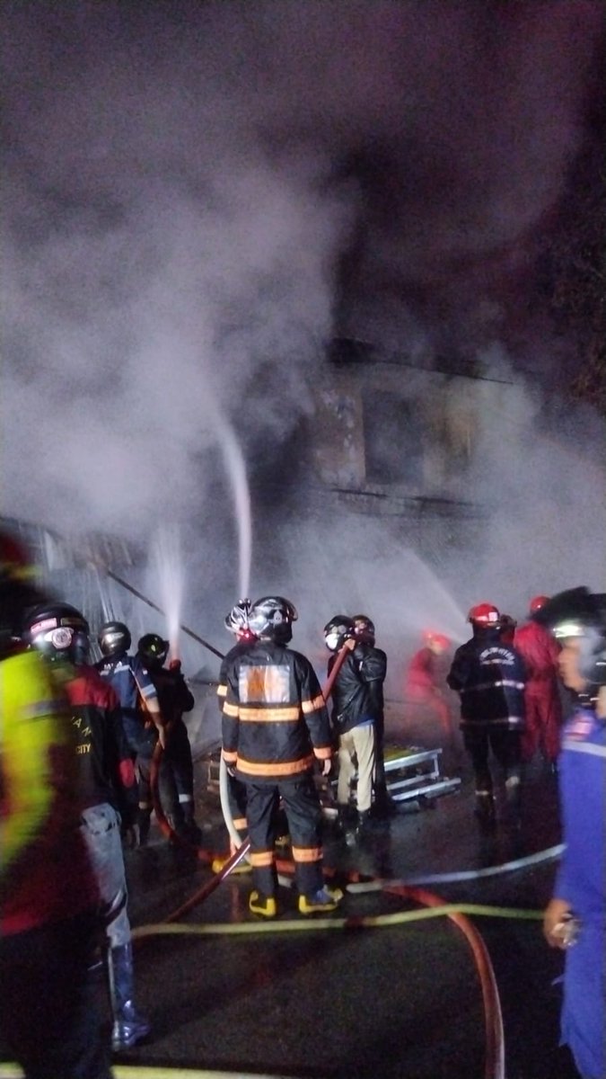 Diterima informasi jaya 65 di jl Abdul Wahab Syahrani, berawal dari lakalantas yg menabrak sebuah pom mini satu rumah terbakar hebat dalam kejadian ini, dikabarkan ada korban jiwa dalam kebakaran kali ini, Seluruh crew <a href="/samarindasiaga/">Samarinda Siaga 112</a> mengucapkan Turut berduka cita 🙏🙏