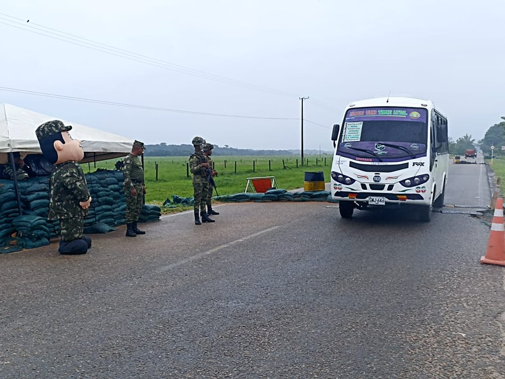 Ejercito_CAAID's tweet photo. Hombres del Batallón de Acción Integral N.° 8 realizaron un puesto de control, en la vía que conduce del municipio de #Tame, #Arauca, hacia el municipio de La Cabuya, con el fin de brindarle seguridad a propios y viajeros.
#ViajesSeguro
@Ejercito_Div8 https://t.co/4LKiRRq5wo