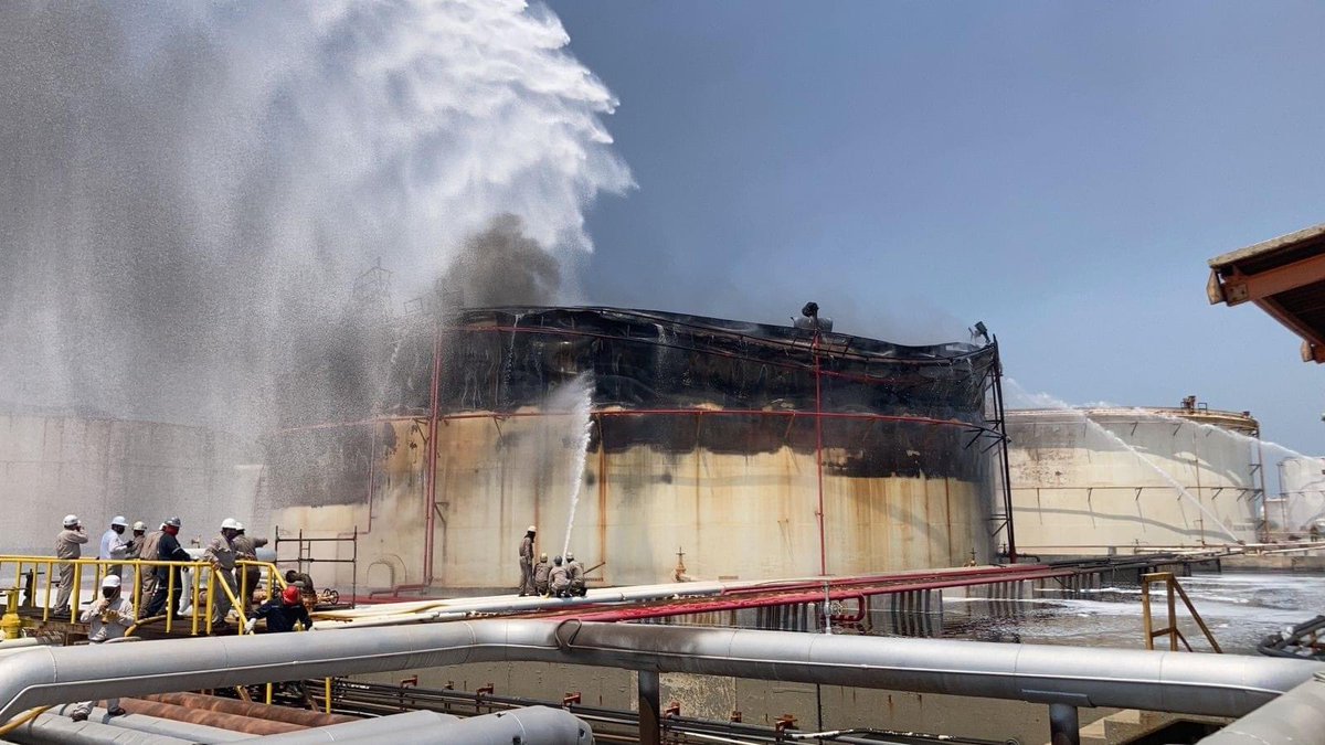 MiguelH99927488's tweet photo. Una felicitación a estos héroes que después de más de 15 horas lograron apagar el incendio del tanque TV-102 #Boyal en la refinería de #SalinaCruz #Bomberos 🚒 https://t.co/AcXlNJponR