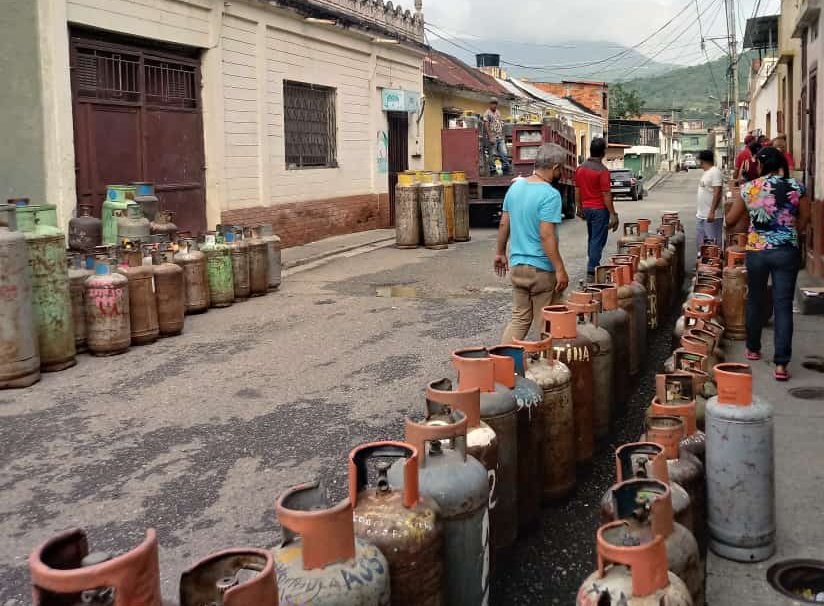 GasTrujillo's tweet photo. Hoy #16Abr atendimos al eje 2, Lazo de La Vega, La Ciénaga, centro, calle 9 y 10 del mpio. Valera, favoreciendo así a las familias trujillanas con el apoyo del pdte. @NicolasMaduro, la pdta. de @Gas_Comunal, @CarylBertho y el gdor @Gerardo4FPsuv.
¡En Trujillo Comenzó el Progreso! https://t.co/ttV6Z2D5br