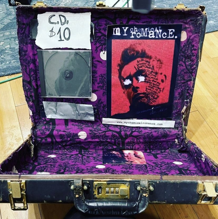 metaleaterz's tweet image. they’re rly goin through the vault at gerard’s house :((( they’re reminiscing they’re going through their old memorabilia :(((( GOD