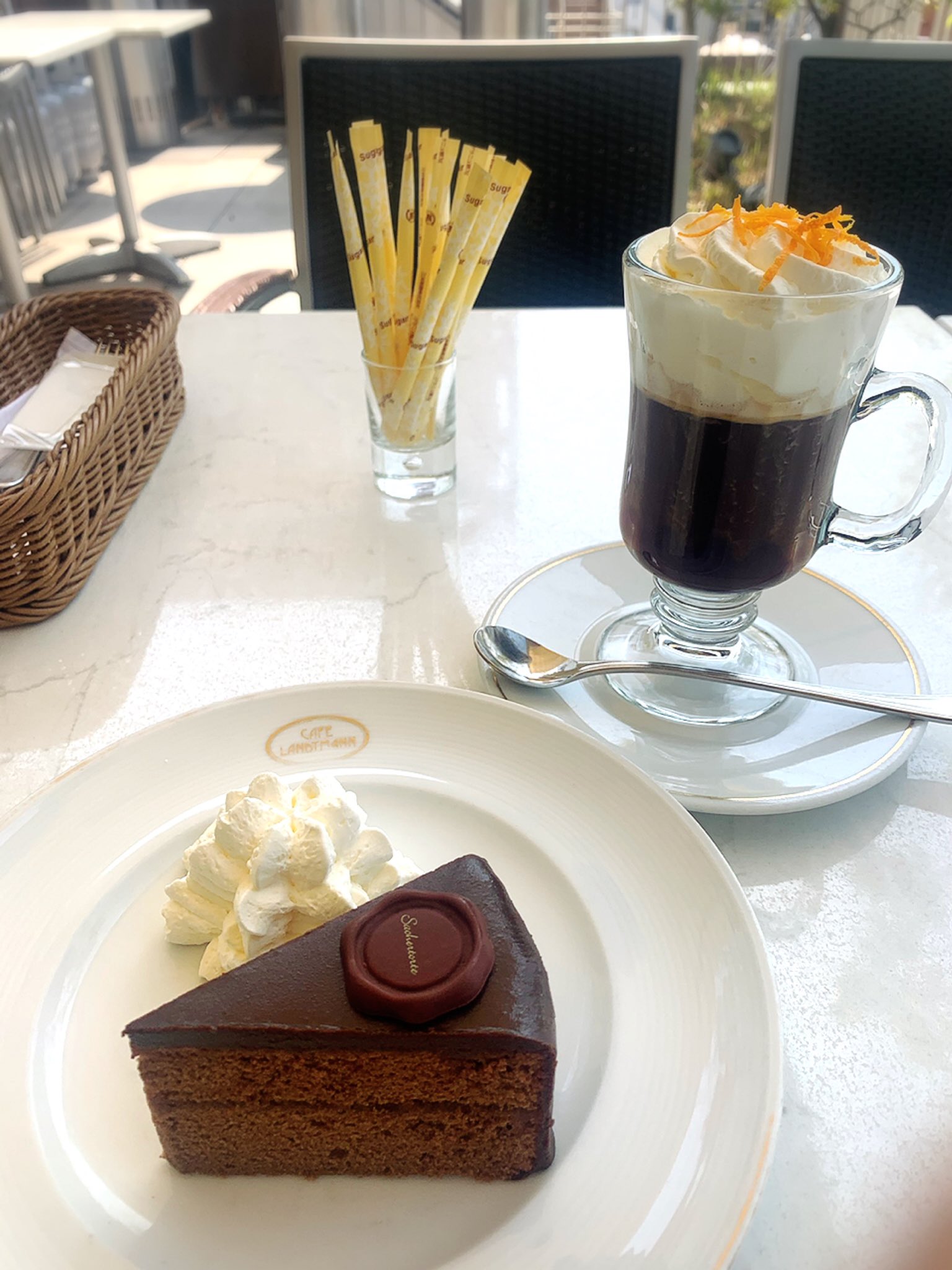 ウィーンに本店があるカフェラントマン 表参道駅の近く ウィーンで飲んだマリア テレジア オレンジリキュール入れてホイップクリームとオレンジピール乗せたコーヒー が飲めるなんて ウィーンといえばザッハトルテでしょ T Co