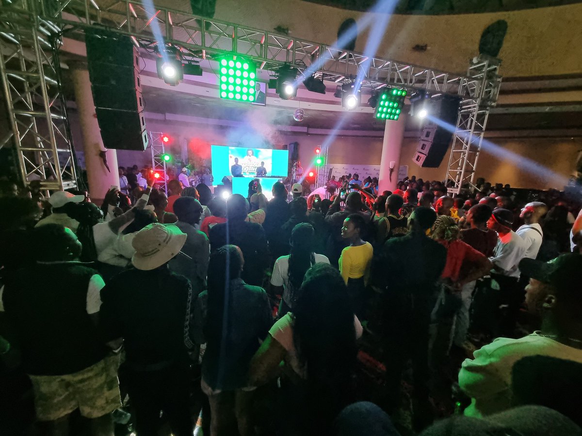 ZtaUpdates's tweet photo. Mapopoma Festival #Easter edition, 2nd musical night with Enzo Ishall Live on stage.
#MeetInZim
#EventsTourism
#ZimBho👍
#VisitZimbabwe
@MapopomaFest https://t.co/wdlo0FvA7L