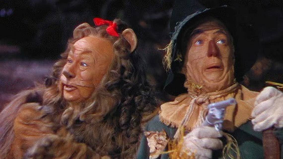 Movieman_1970's tweet photo. #OverAndOverAgainI wonder why the scarecrow had a gun in the Wizard Of Oz. https://t.co/GdLjRvMGmx
