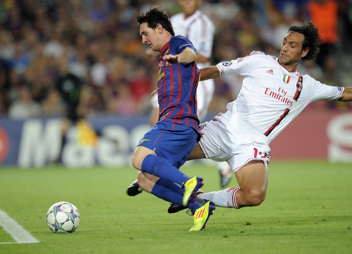 VSportsTM's tweet photo. "Le di una patada a Messi a los 10' y me caí exhausto del cansancio. Podía ver las estrellas. De repente, él estaba al lado mío dándome la mano para levantarme. Me destrozó mentalmente".

✍️ Alessandro Nesta. https://t.co/g5mX7qSuT4