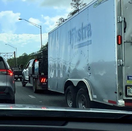 Yielding to let <a href="/LennyDykstra/">Lenny Dykstra</a> over to deliver #nails