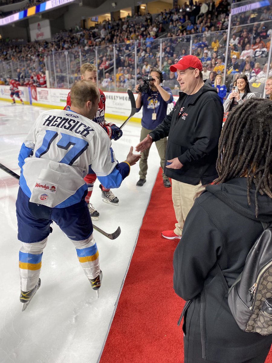 Great time with the <a href="/ToledoWalleye/">Toledo Walleye</a> tonight celebrating our National Championship with dropping the ceremonial puck! #NationalChamps 
🅾️🏀✂️🏆🏒