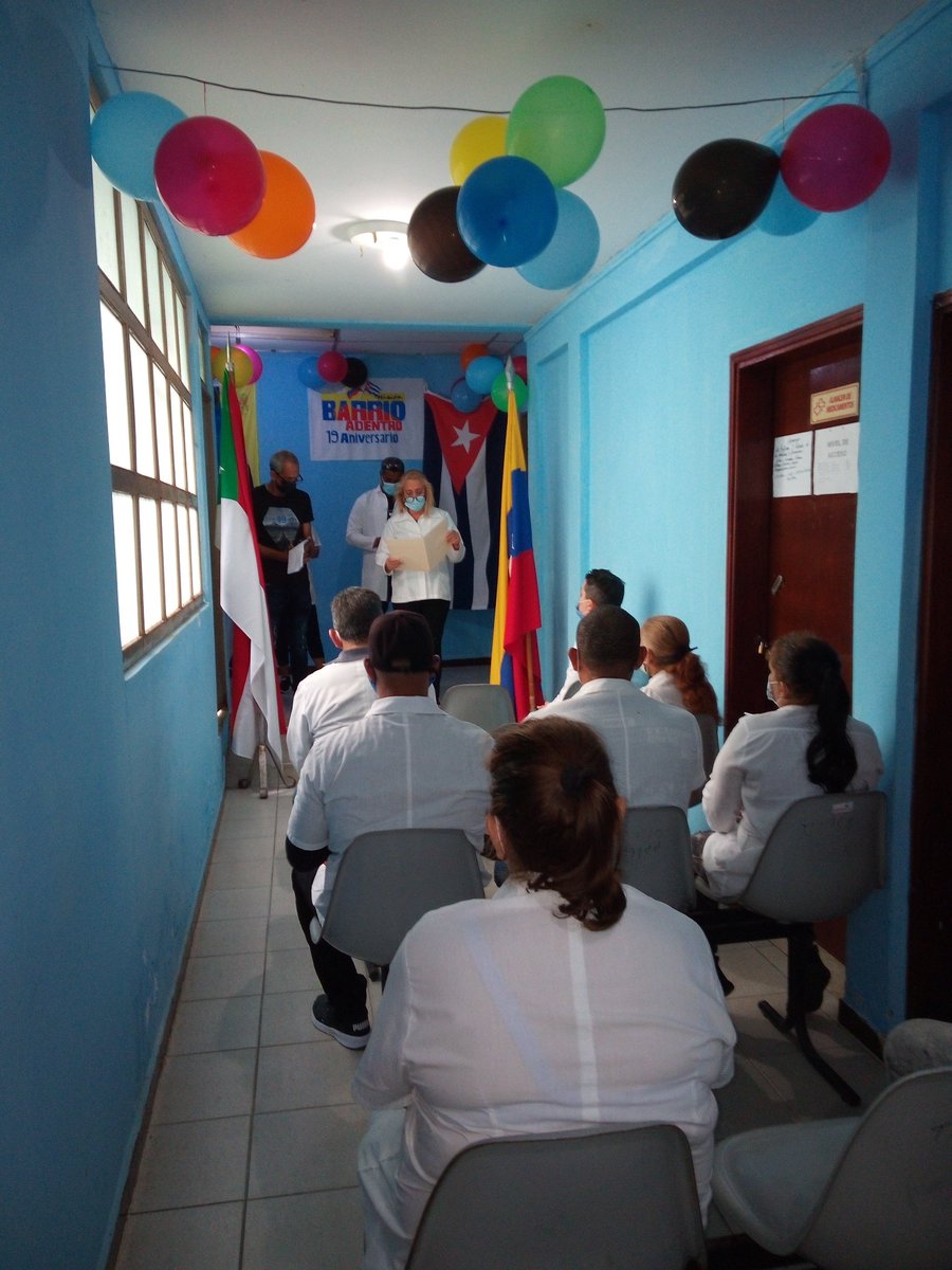 CdiEscuque's tweet photo. La colaboración médica cubana poniendo bien en alto los principios de nuestra misión
@cubacooperaveTR 
@cubacooperaven 
#19AniversarioBarrioAdentro 
#minsapcuba https://t.co/16s8pqHFLL