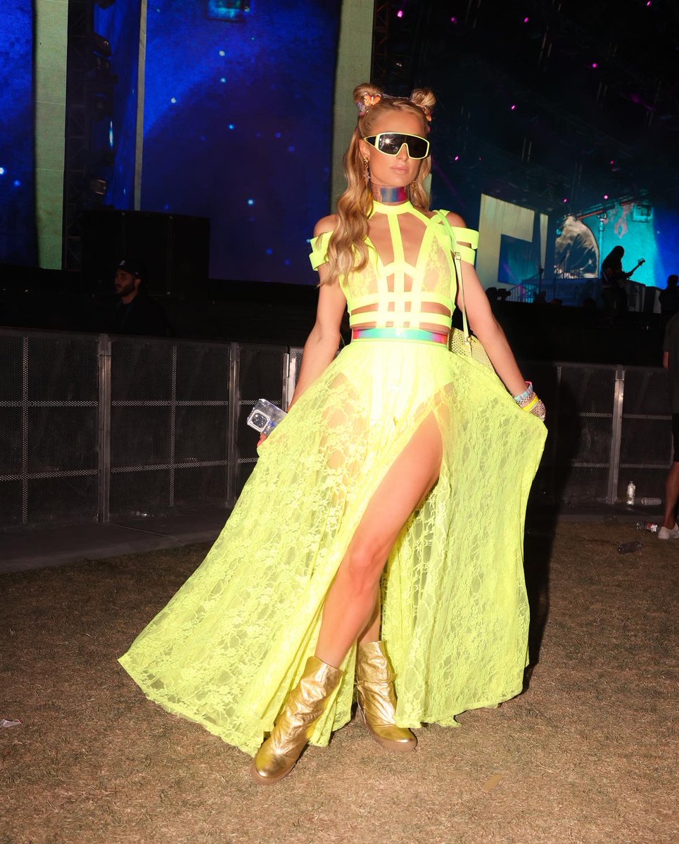 ParisHilton's tweet photo. 🎶The Party don’t start till I walk in!🎶 ⚡️👸🏼⚡️ The Neon Queen of #Coachella &amp; the #Metaverse has arrived! 🔥 Ready to Sliv! 🥳 https://t.co/jHAjbS2Yvp