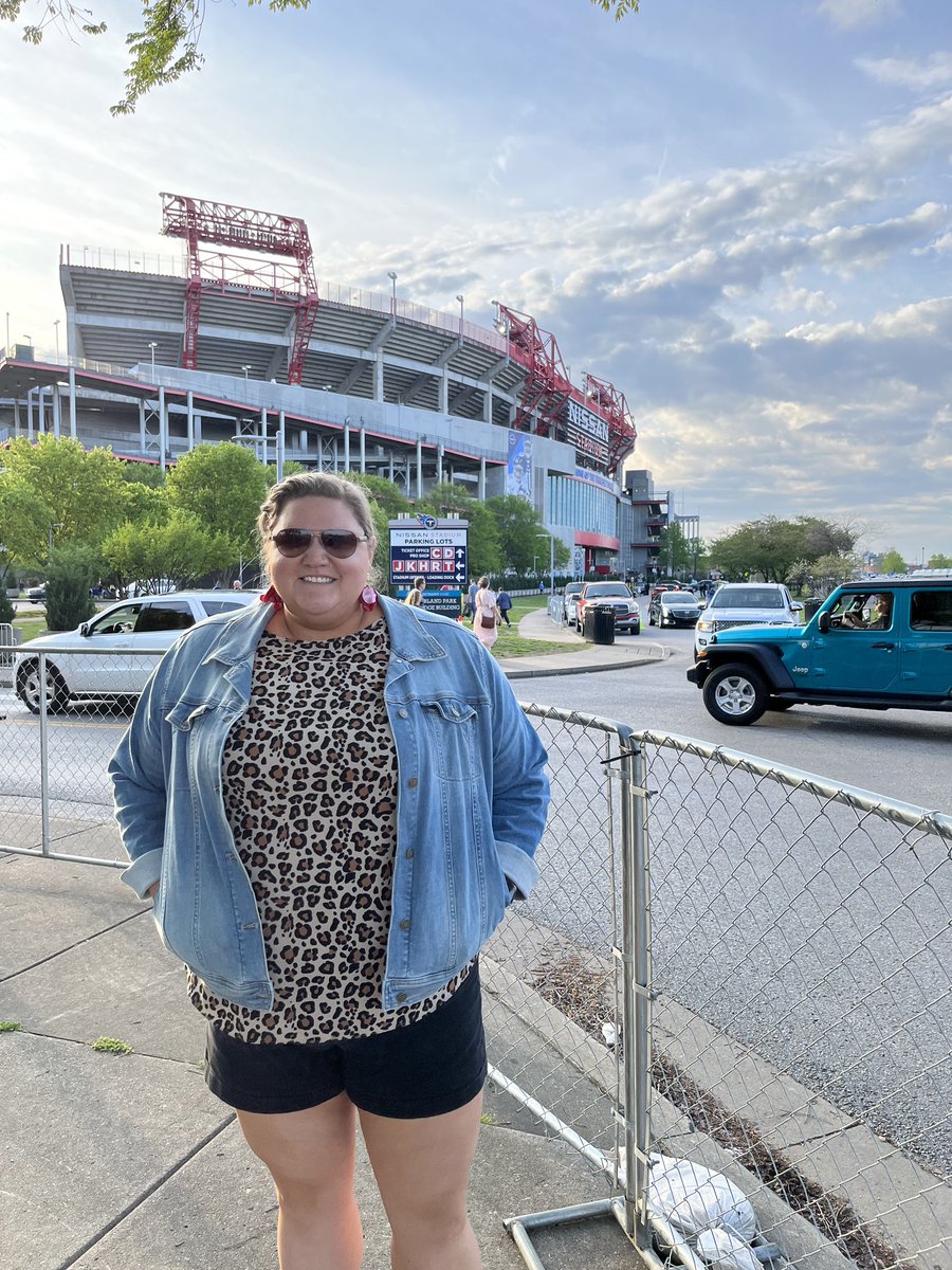 MrsJones_steam's tweet photo. Thank you @SXMTheHighway for the tickets tonight!! #GARTHinNASHVILLE https://t.co/oXEnGsWAfx