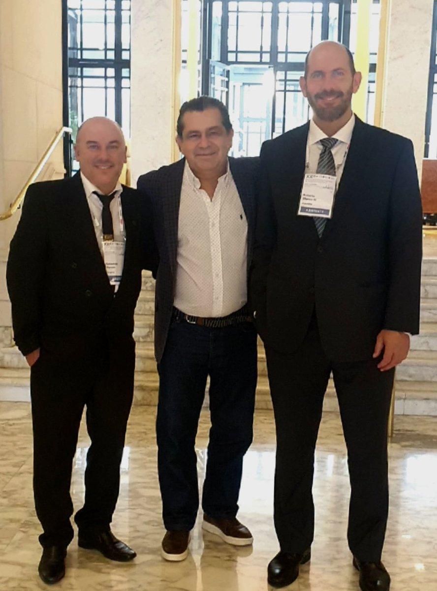 Presidentes de la Sociedad Uruguaya Dr Sebastián Renom junto a los Dres Humberto Fernadez de Colombia (ALACIBU) y Dr Roberto Blanco Presidente de la Sociedad Argentina de Cirugía MaxiloFacial.