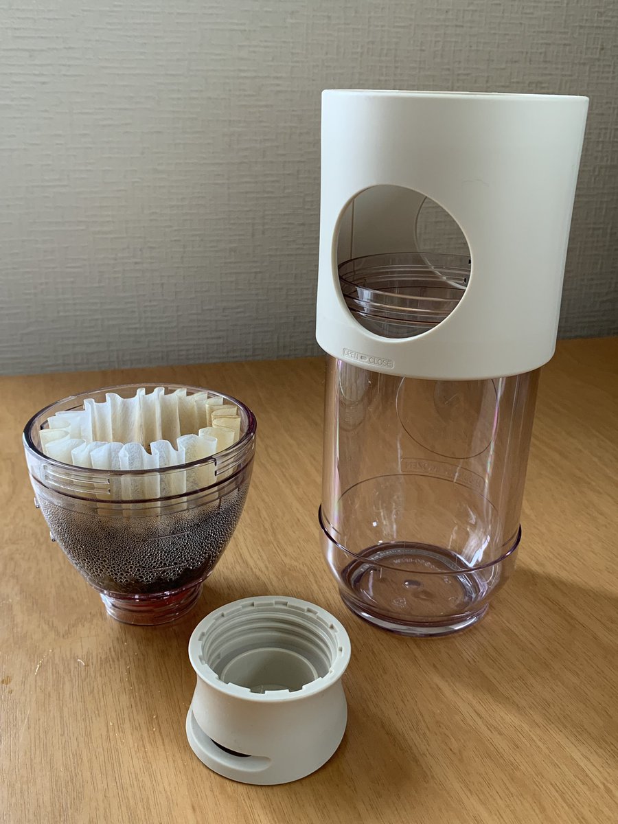 fullshotcoffee's tweet photo. ホントによく出来てる。ドリッパーをカップにできるし、赤いシリコンの弁(ちゃんと3っ穴が空いてる)を外してキャップをつければボトルになる。カフラーノのようにハンドミルついてれば最高だけど、
後始末と持ち運びにはこっちが◎
#GOBREW https://t.co/ez203R280W