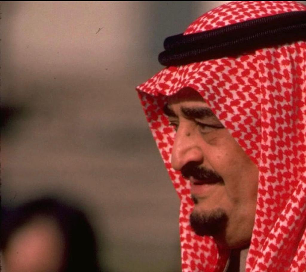 يا مروض صعب الاريا مع صعبها 
في زمان بان به خلف الليالي

ما تضيع الذاهبة وانت بطلبها 
يا ولد عبدالعزيز عزا المعالي

المهابة للجزيرة من جنبها 
يا جنبها عند مر وعند حالي 

يا فهدنا يا ملبسها ذهبها ... 
انا اشهدنك عن كل الشعب غالي