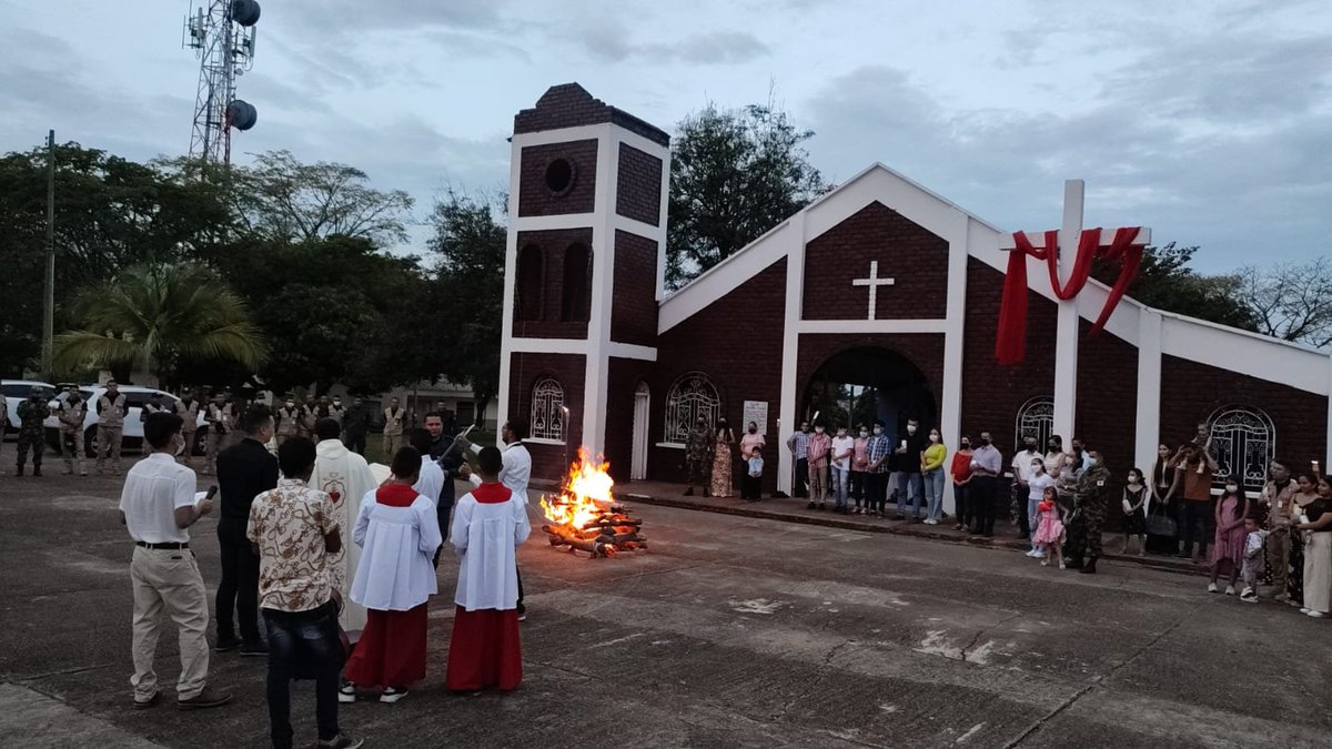 Ejercito_Div5's tweet photo. #AEstaHora| En Chaparral #Tolima, nuestros soldados del #COZEU, #BIDEH2, #BICAI17 y el #BAAID5 juntos a sus familias, celebran la bendición del fuego y del agua, en la capilla del Cantón Militar del sur del departamento.
#PatriaHonorLealtad https://t.co/9L3Y3uwhBh