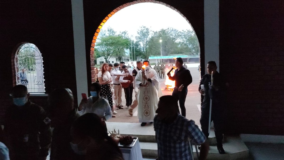 Ejercito_Div5's tweet photo. #AEstaHora| En Chaparral #Tolima, nuestros soldados del #COZEU, #BIDEH2, #BICAI17 y el #BAAID5 juntos a sus familias, celebran la bendición del fuego y del agua, en la capilla del Cantón Militar del sur del departamento.
#PatriaHonorLealtad https://t.co/9L3Y3uwhBh