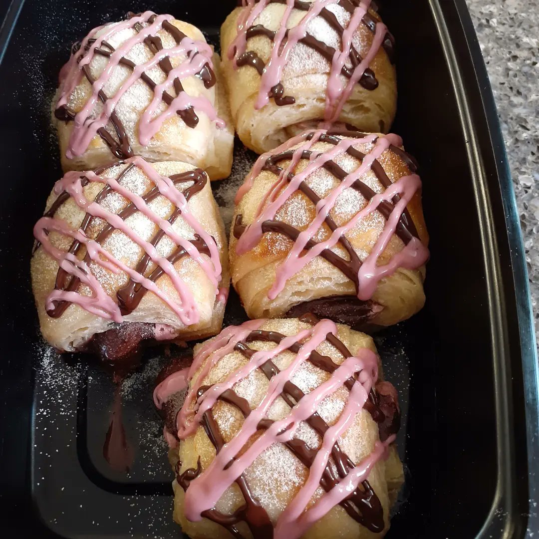 FinalKingdomXV's tweet photo. Chocolate croissants aka pain au chocolat. Mine have ruby chocolate and dark chocolate in them. Uh...pain au rouge chocolat?? My French isn't great. #nofilter #BakingAssistantPocketIgnis #chocolatecroissants #rubychocolate https://t.co/BPQTrAjzft