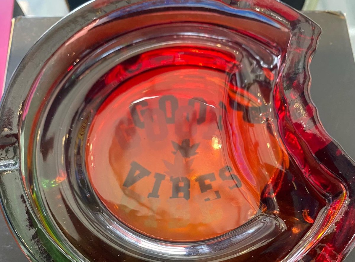 magicdragonsf's tweet photo. Cookies in for 4/20! #magicdragonsf #magicdragonsmokeshop #headshop #smokeshop #vapeshop #415 #420 #sanfrancisco #710 #oilrig #vaporbubbler #toyart #headyglassforsale #glassforsale #heady #headies #functionalglassart #dabber #concentrate #cookiessf #cookiessfclothing @cookiessf https://t.co/86qtcUpviV