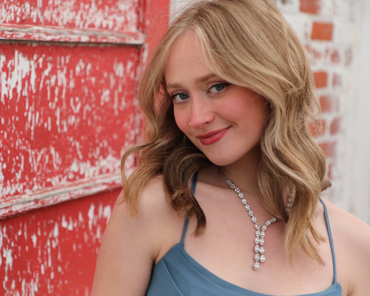 A few pre-Prom photos of my Pretty 'Lil Mili Wyn. (The light was great... but it was windy and cold).