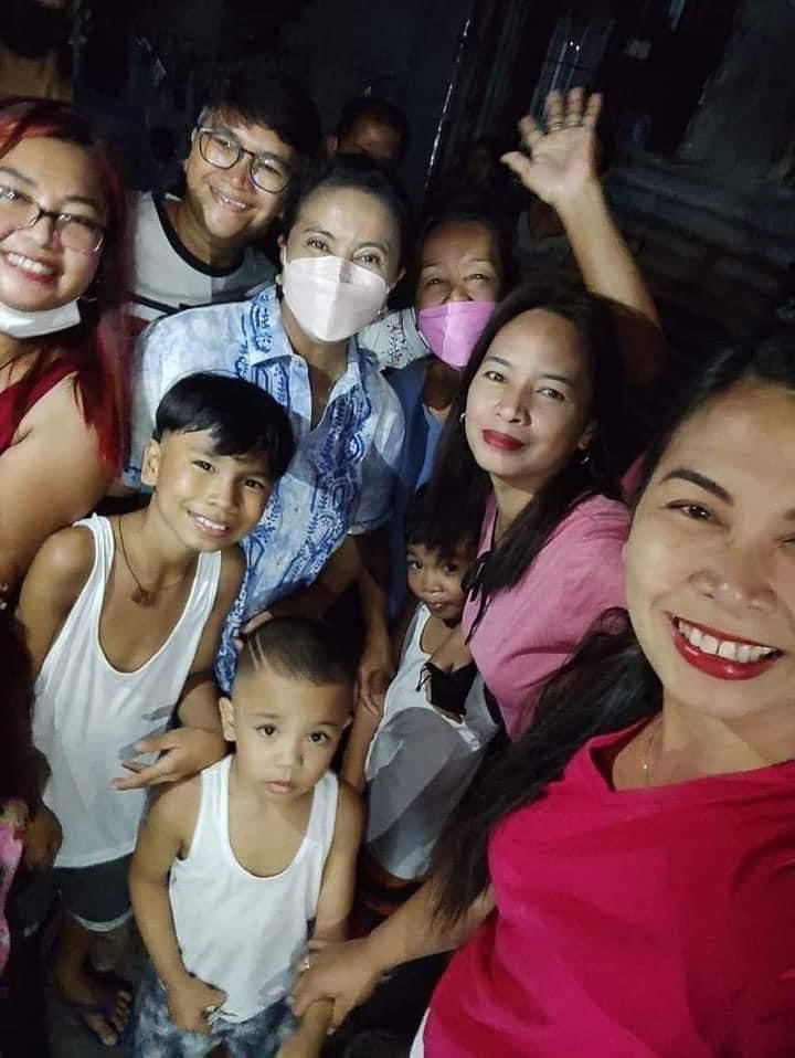 rapplerdotcom's tweet photo. LOOK: Presidential candidate VP Leni Robredo spent her Saturday night going house-to-house at Barangay Sabang in her hometown Naga City. “Happy Easter, everyone! Paalala lang at paghihikayat sa lahat na volunteers na bawat pagkakataon, ang pakikiusap, tao sa tao.” | @maracepeda https://t.co/w16ZJ6iCCJ