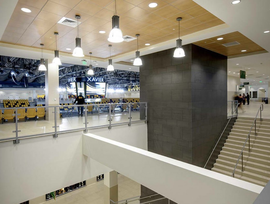 Xavier University Convocation Center <a href="/XULA1925/">Xavier Univ. of LA</a> 

➡️95,000 sq ft. 

➡️Flexible 4,800 seats 

Hosts:

— 🏀
— 🏐
— 🎶 
— speaking engagements 
— convocation ceremonies