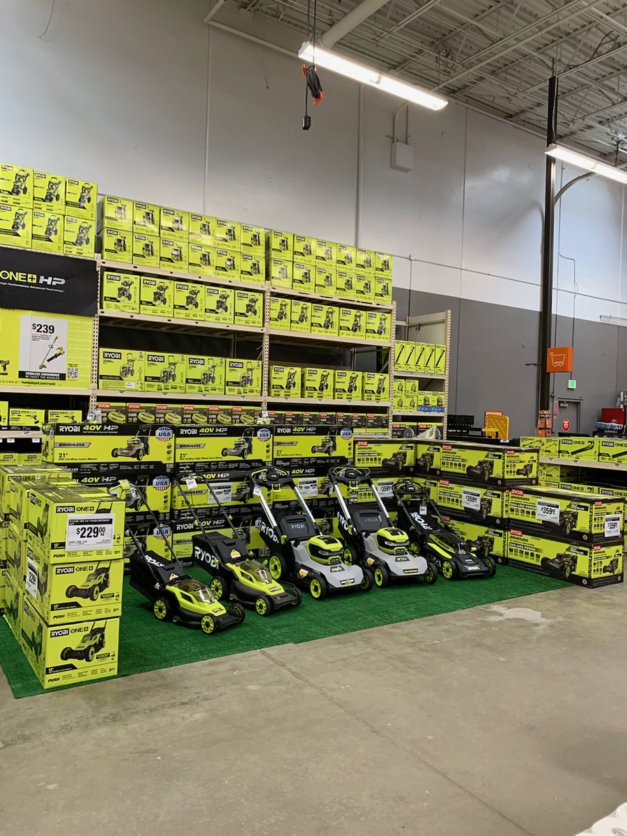 Store Manager Taforey did a fantastic job bringing product to life with his exceptional merchandising skills during the store visit from CEO Ted. Thank you Taforey for always executing with excellence.