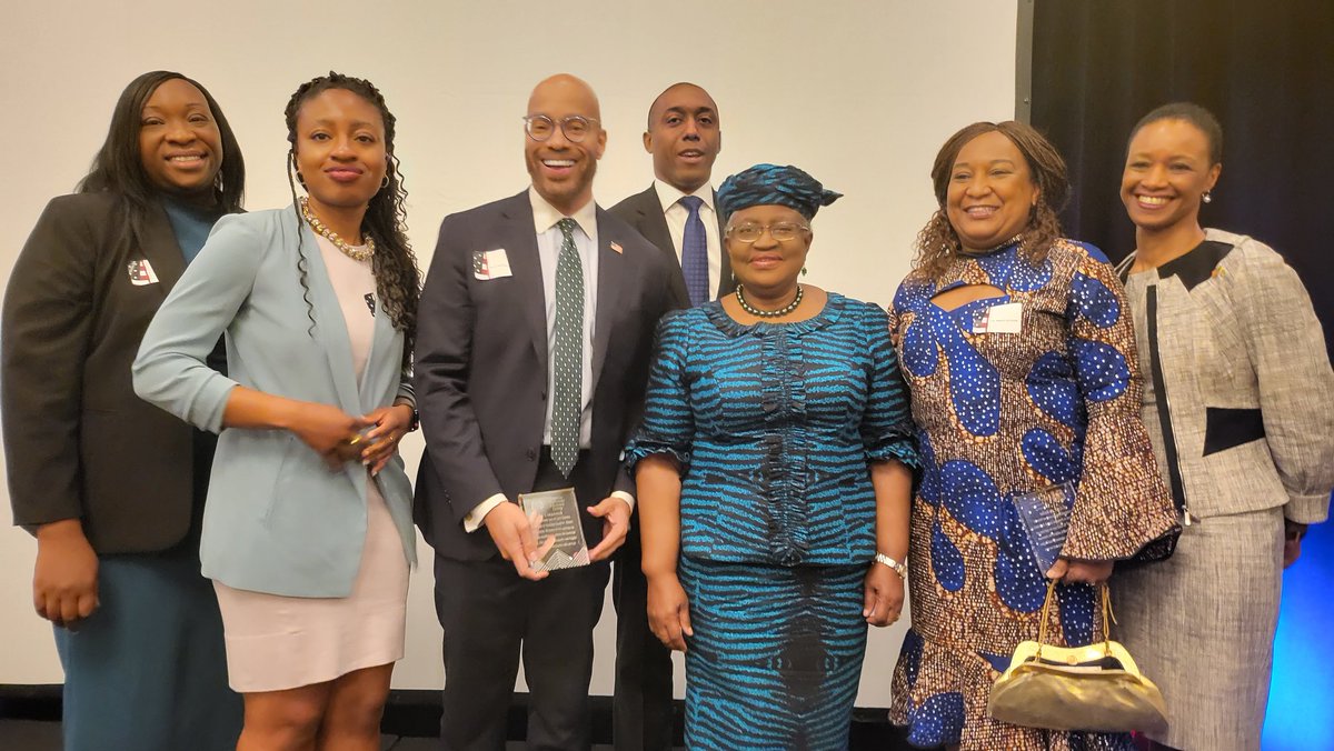 Still basking in the glow of celebrating #NigerianAmerican excellence represented in @POTUS administration (L-R): @OlufunmilayoBa6
@AkunnaCook @IkeUmunnah @chikeaguh @NOIweala @kechiachebe @enohtebong.

#NigerianAmericanProud 
#NigerianDiaspora