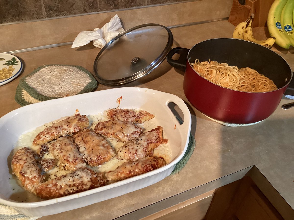 Chicken parm recipe from Gordon Ramsay. Had to improvise here and there (chicken tenders…) but it came out so good https://t.co/2HsjQRGKcb