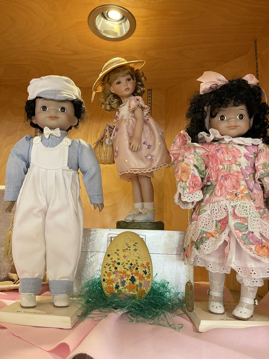 BaldwinHills's tweet image. Happy #Easter weekend from the #BaldwinHillsLibrary doll display! 🥚🐰