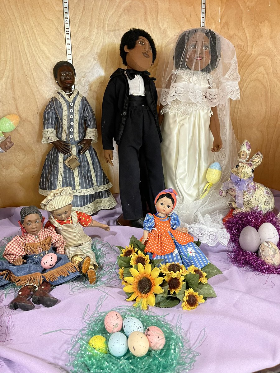 BaldwinHills's tweet image. Happy #Easter weekend from the #BaldwinHillsLibrary doll display! 🥚🐰