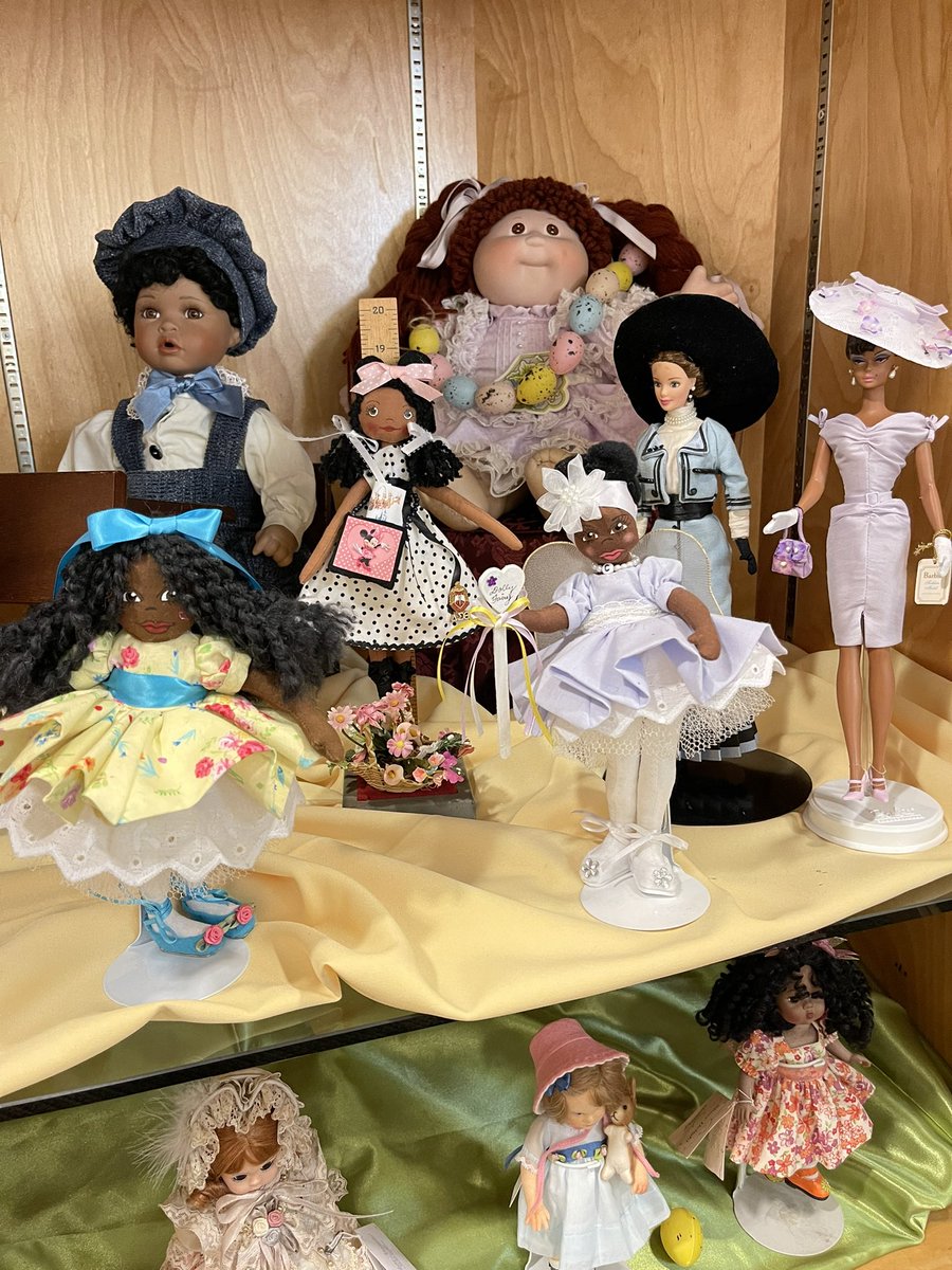 BaldwinHills's tweet image. Happy #Easter weekend from the #BaldwinHillsLibrary doll display! 🥚🐰