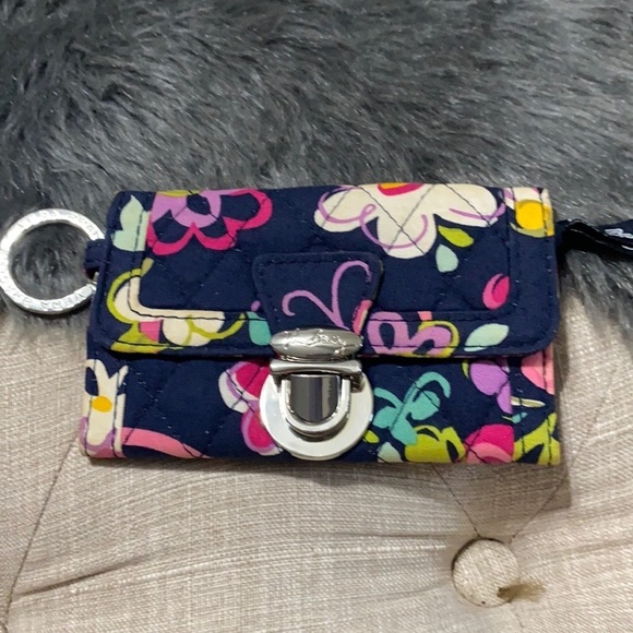 AOBAnne's tweet photo. So good I had to share! Check out all the items I'm loving on @Poshmarkapp from @jessicam1909 #poshmark #fashion #style #shopmycloset #verabradley #vintage #tommyhilfiger: https://t.co/x8GalEbblU https://t.co/PtUExCPNEA