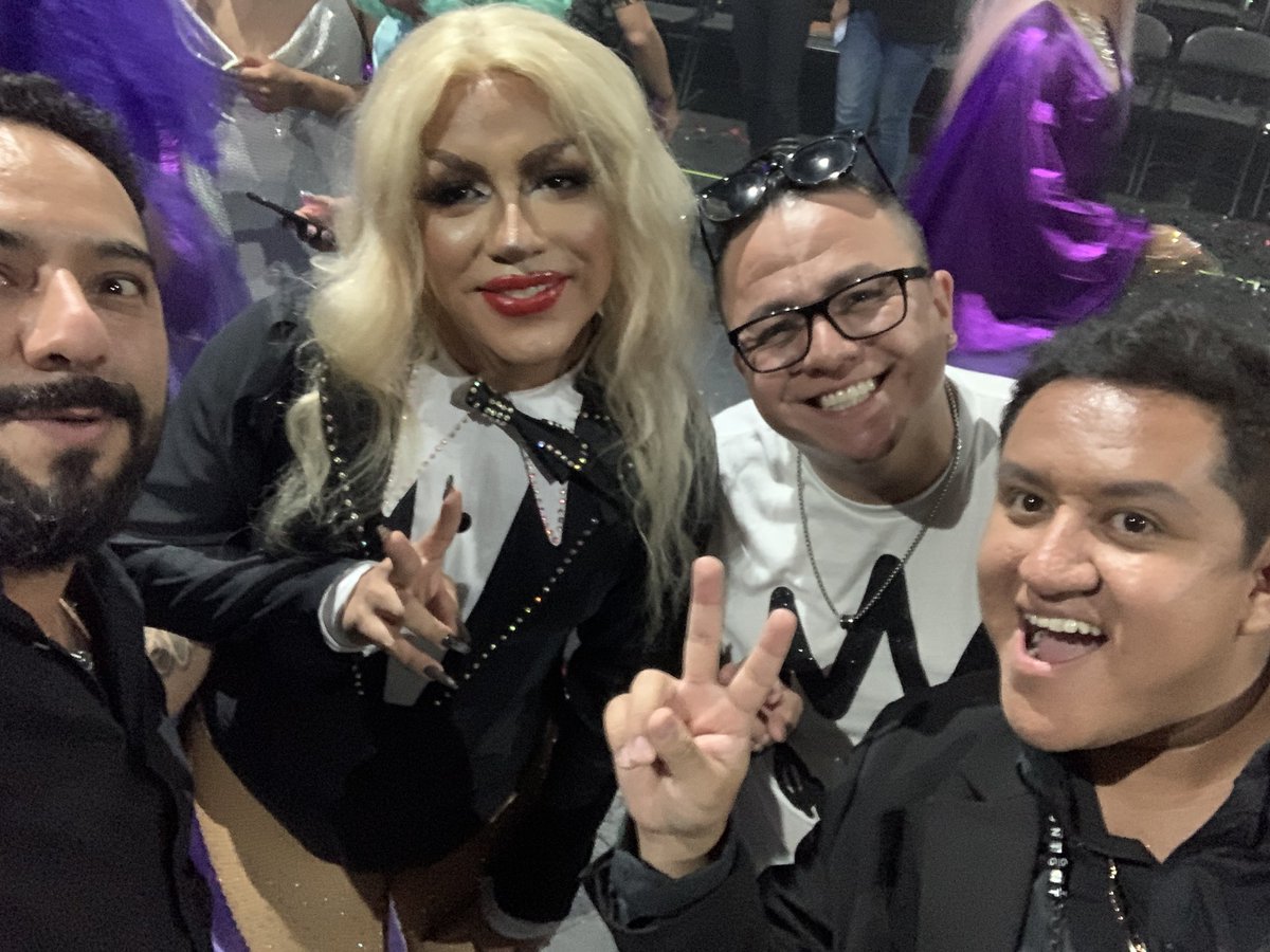 mundovelazquez's tweet photo. Acá las @quierenchou meandose porque se encontraron a @ParisBangBang en #Dragstars.
En fangirls totales. https://t.co/42tEgtnRz2