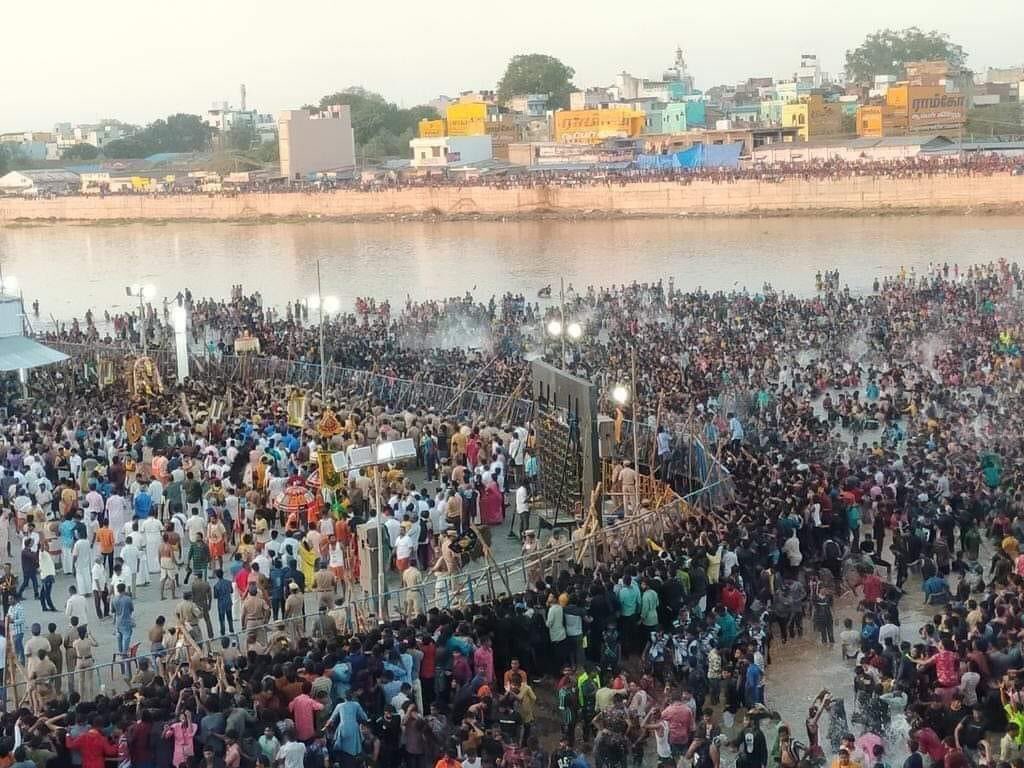 MdAskarofficial's tweet image. லட்சம் பேர் கலந்துகொள்ளும் இந்நிகழ்வில் எந்தவொரு அச்சமோ, அசம்பாவிதமோ நிகழவில்லை. காவிகள் கலக்காத, காவிக்கொடிகள் இல்லாத, ஜெய்ஷீராம் முழக்கங்கள் இல்லாத உண்மையான இந்துக்கள் கலந்துகொள்ளும் எந்தவொரு விழாவிலும் பிரச்சனைகள் நிகழாது.

மனிதத்துடன் ஒற்றுமையான தமிழ்நாட்டை முன்னெடுப்போம்