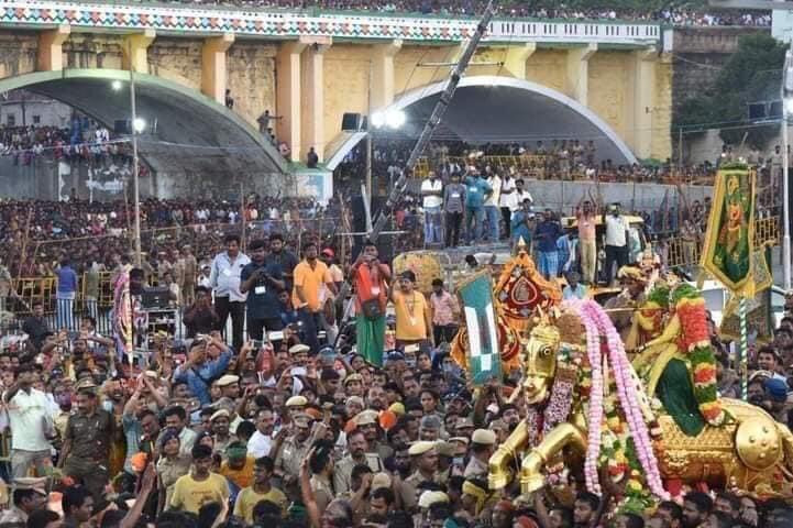 MdAskarofficial's tweet image. லட்சம் பேர் கலந்துகொள்ளும் இந்நிகழ்வில் எந்தவொரு அச்சமோ, அசம்பாவிதமோ நிகழவில்லை. காவிகள் கலக்காத, காவிக்கொடிகள் இல்லாத, ஜெய்ஷீராம் முழக்கங்கள் இல்லாத உண்மையான இந்துக்கள் கலந்துகொள்ளும் எந்தவொரு விழாவிலும் பிரச்சனைகள் நிகழாது.

மனிதத்துடன் ஒற்றுமையான தமிழ்நாட்டை முன்னெடுப்போம்