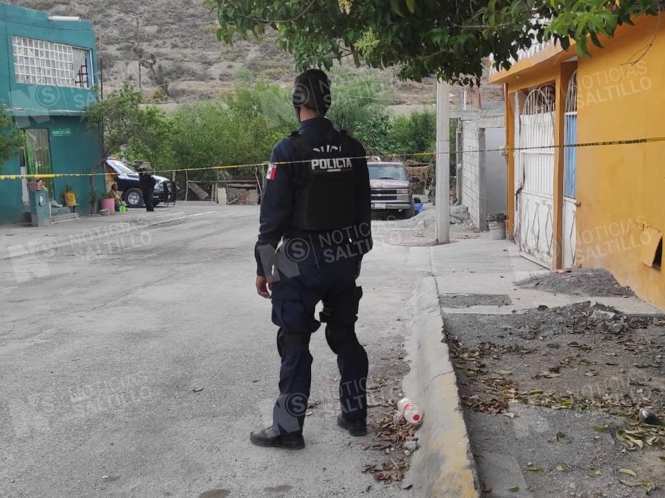 nSaltillo's tweet image. Un hombre, originario de Durango, perdió la vida en la calle Nazario Ortiz, entre Julieta Pérez y Ferrocarril de la col Diana Laura. Vecinos comentaron que el hombre pidió auxilio al sentir dolor en sus brazos y pecho, por lo que pidieron la presencia de la Cruz Roja #Saltillo