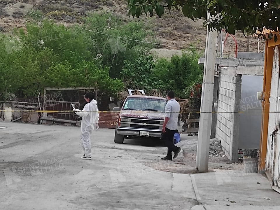 nSaltillo's tweet image. Un hombre, originario de Durango, perdió la vida en la calle Nazario Ortiz, entre Julieta Pérez y Ferrocarril de la col Diana Laura. Vecinos comentaron que el hombre pidió auxilio al sentir dolor en sus brazos y pecho, por lo que pidieron la presencia de la Cruz Roja #Saltillo