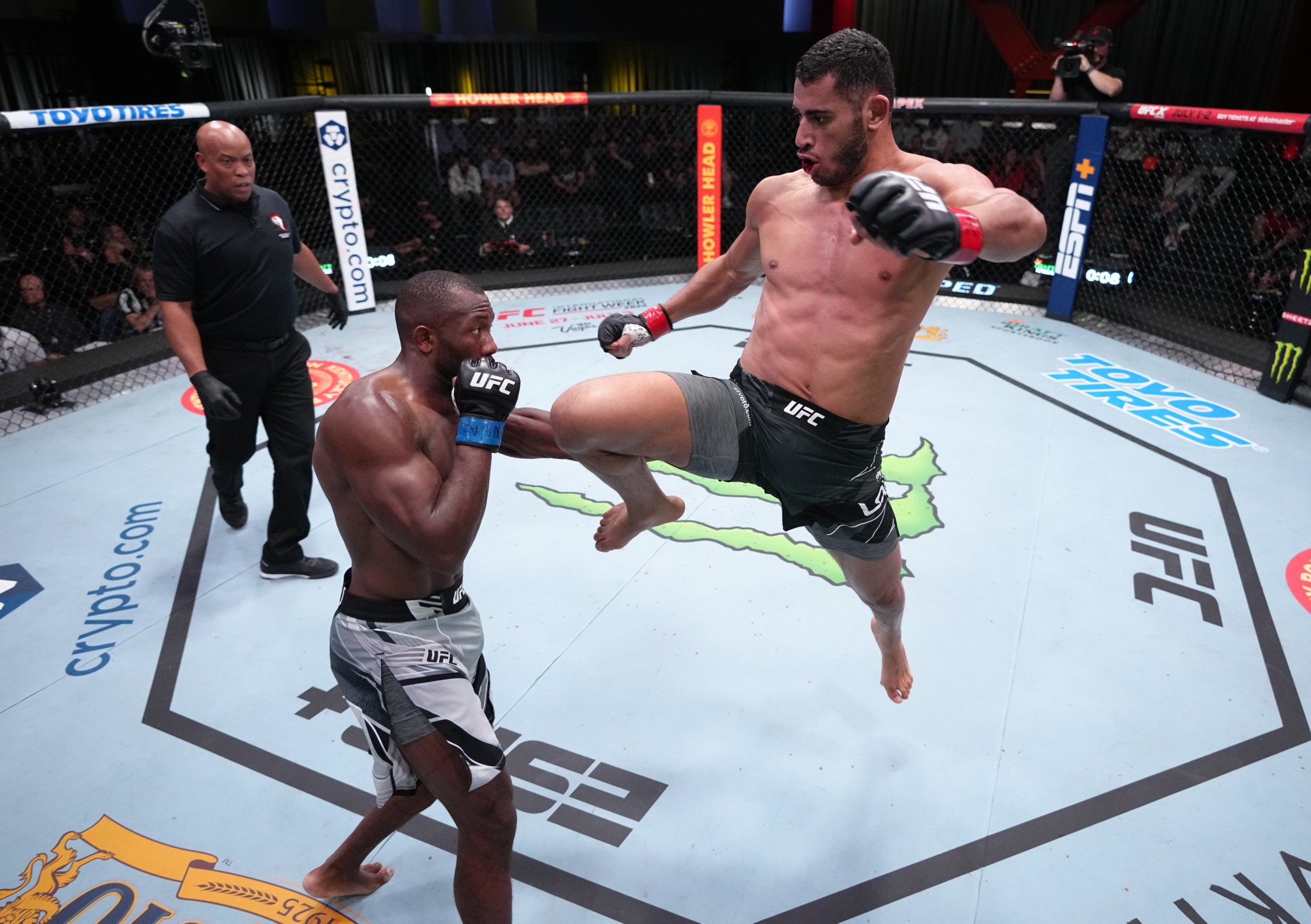 UFC on Twitter "Extra emphasis on the FLYING knee 🦵 [ UFCVegas51 main