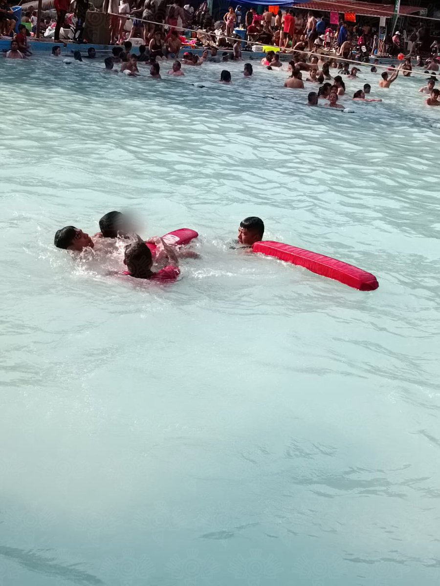 laredcincoradio's tweet photo. 👨‍🚒|| Un hombre de aproximadamente 25 años que se ahogaba en la alberca de 3.5 metros de profundidad en el balneario Agua Azul, fue rescatado por agentes del Heroico Cuerpo de Bomberos de la @SSPGobPue

#LaRedCincoRadio https://t.co/DjWBAcE4t3